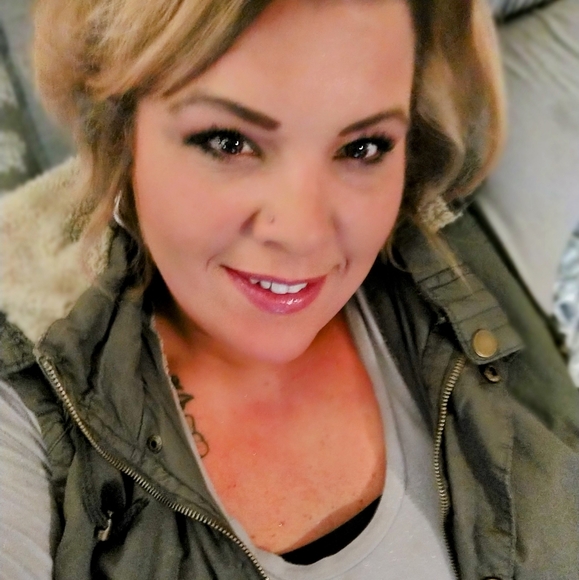 Meet your Posher, Stephanie - Picture 2 of 2